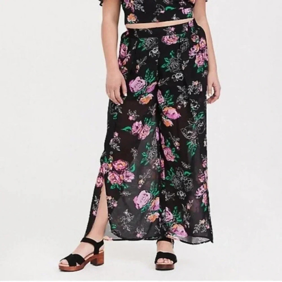 TORRID BLACK FLORAL CHIFFON TULIP LEG PANTS - Picture 1 of 6